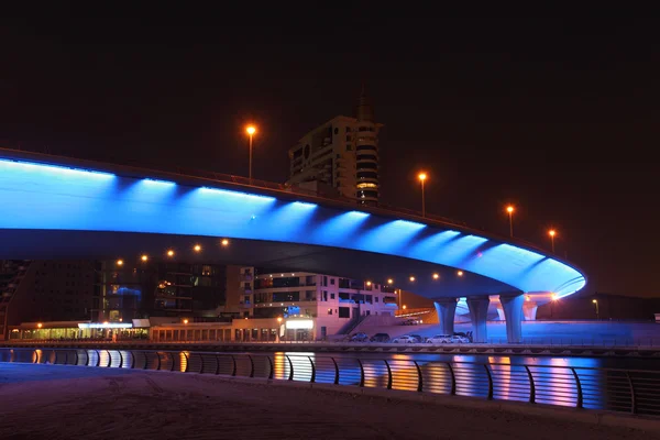 Ponte iluminada azul na Marina do Dubai — Fotografia de Stock