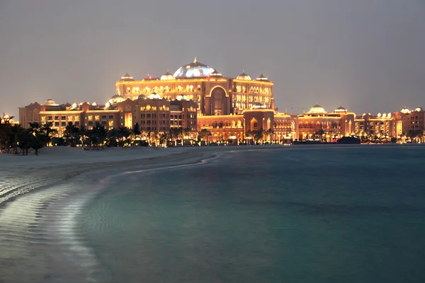 Emirates palace hotel på natten. Abu dhabi — Stockfoto