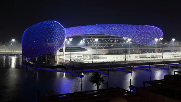 Yas Marina Hotel à noite, Abu Dhabi — Fotografia de Stock