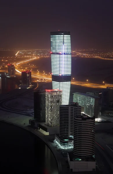 Hoogbouw gebouwen in de nacht. Dubai — Stockfoto