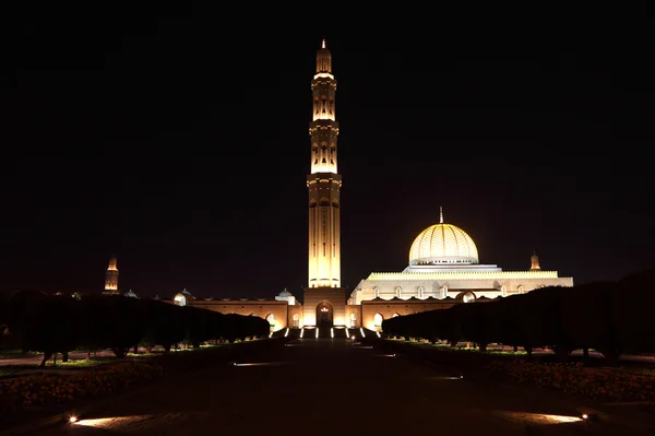 Sultan qaboos grand moskee 's nachts. Muscat, oman — Stockfoto