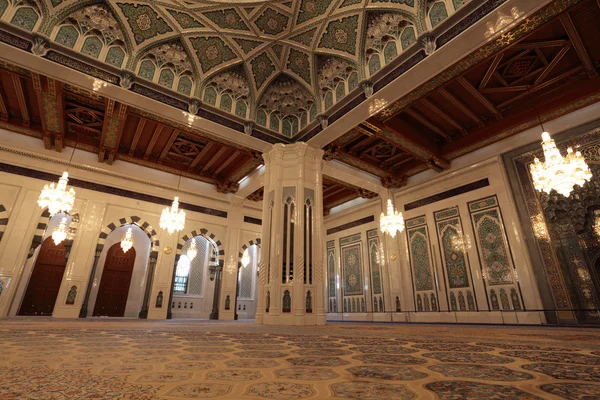 Innenraum der großen Moschee in Muskat — Stockfoto