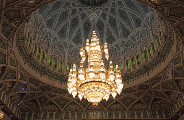 Ljuskrona i stora moskén, muscat oman — Stockfoto