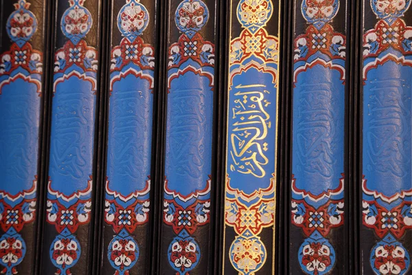 ஒரு மசூதியில் புனித குர்ஆன் புத்தகங்கள் — ஸ்டாக் புகைப்படம்