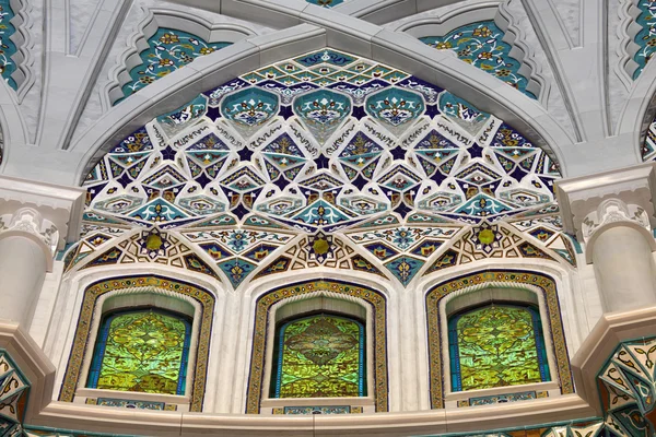 Innenraum der großen Moschee in Muskat — Stockfoto