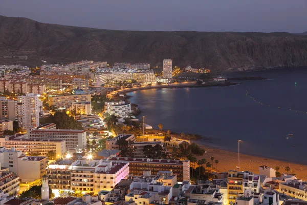 Los cristianos på natten. Canary ön Teneriffa, Spanien — Stockfoto