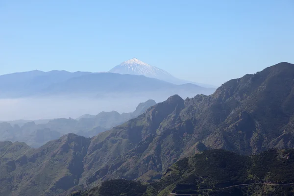 Montanhas Anaga e Vulcão Teide na Ilha Canária Tenerife, Espanha — Fotografia de Stock