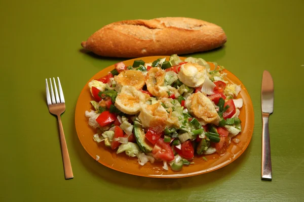 Prato com salada e pão na mesa — Fotografia de Stock