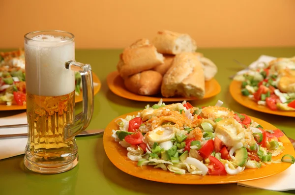 Hälsosam måltid med sallad och öl — Stockfoto
