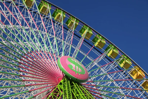 Kleurrijke reuzenrad tegen blauwe lucht — Stockfoto