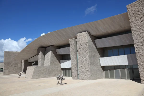 Futurisztikus épület a Dél-tenerife convention center — Stock Fotó