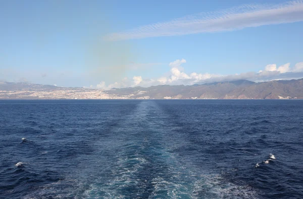 Teneriffan näkymä lautalta Gran Canarialle, Kanariansaarille, Espanjaan — kuvapankkivalokuva