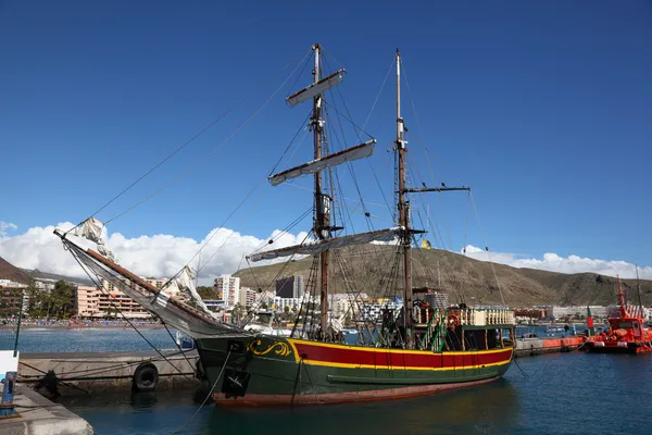 Ancoraggio di navi a vela a Los Cristianos, Tenerife Spagna — Foto Stock