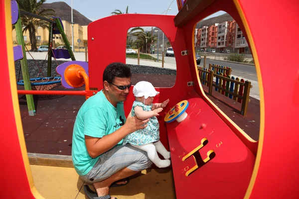 Pai com a filhinha no parque infantil — Fotografia de Stock