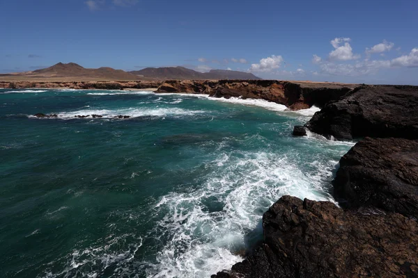 Skalnaté pobřeží Kanárských ostrovů ostrov fuerteventura, Španělsko — Stock fotografie