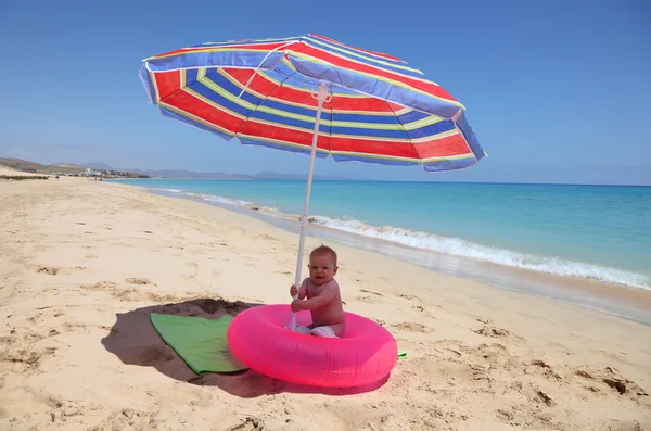Bebé en la playa de fuerteventura, Islas Canarias, España — Stockfoto