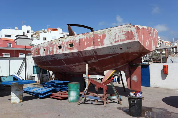 Gamla båt reparation. Los cristianos, kanariska ön Teneriffa, Spanien — Stockfoto