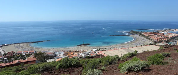 Widok na plaży playa de las vistas w los cristianos, Teneryfa, Hiszpania — Zdjęcie stockowe