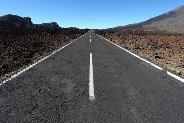 Osamělý silnice přes vulkanickou krajinu ostrova tenerife, Španělsko — Stock fotografie
