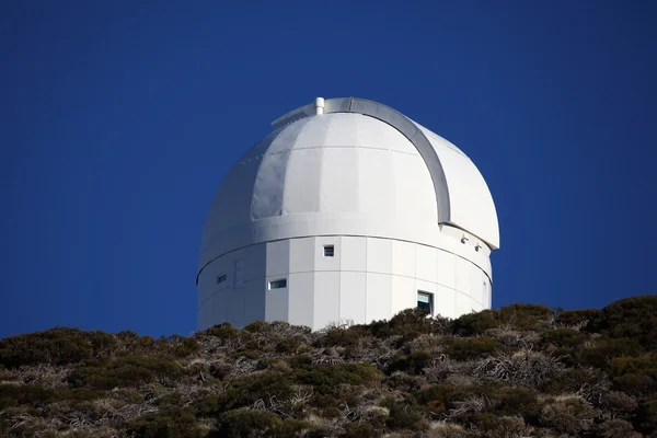 Witte telescoop toren op de top van een berg, tenerife Spanje — Stockfoto