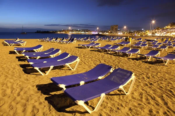 Playa de los cristianos za soumraku. Kanárské ostrova tenerife, Španělsko — Stock fotografie