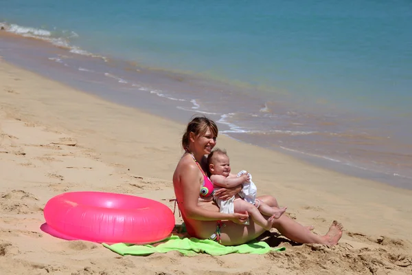 Mutter mit kleiner Tochter genießt den Strand — Stockfoto