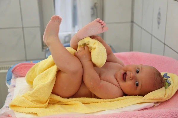 Joyeux petit bébé après le bain — Photo