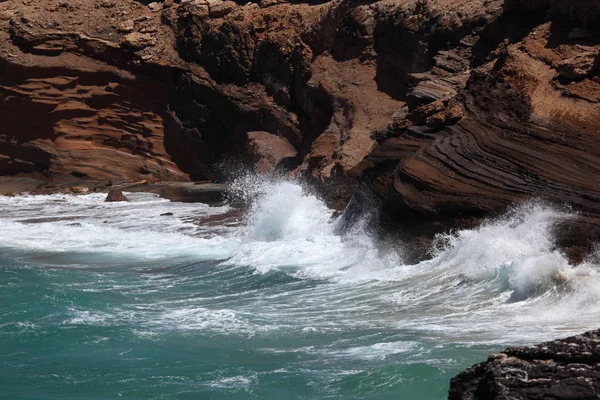 Duże fale na skalistym wybrzeżu wyspy fuerteventura — Zdjęcie stockowe