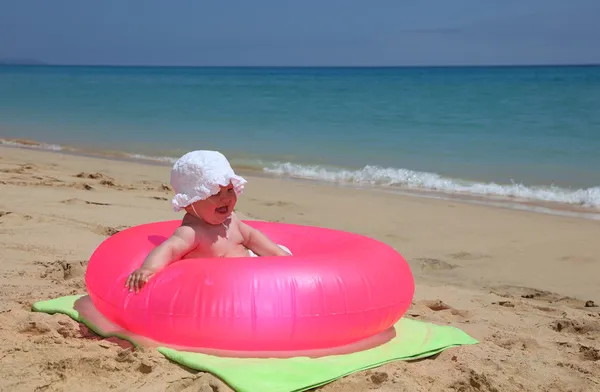 Szczęśliwe dziecko na tropikalnej plaży — Zdjęcie stockowe