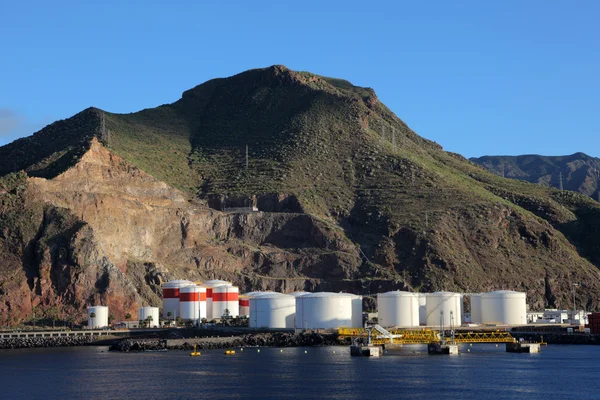 Хранение нефти в промышленном порту — стоковое фото