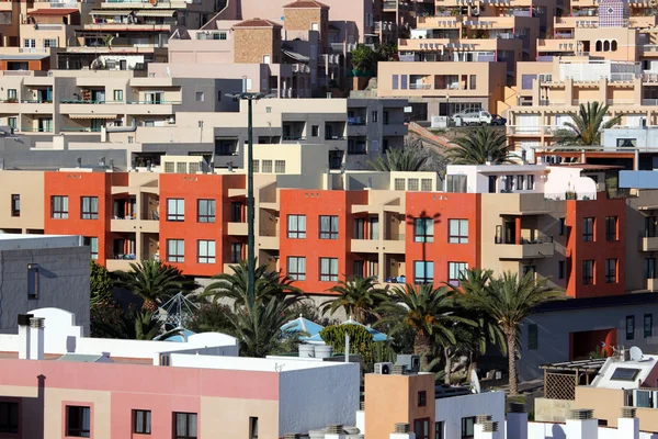 Barevné obytné budovy ve Španělsku — Stock fotografie