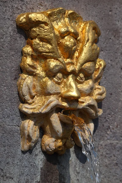 Estátua da fonte dourada antiga em Weilburg, Alemanha — Fotografia de Stock