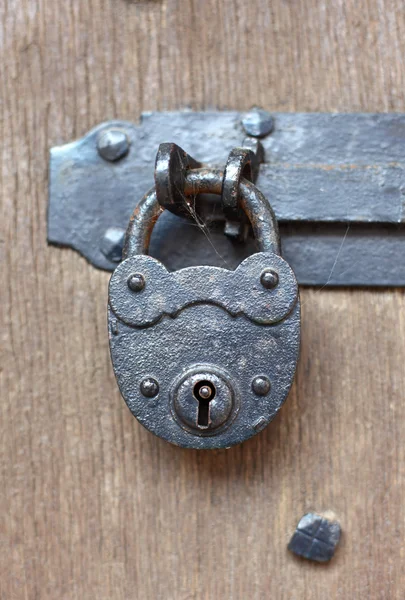 Ancien cadenas à une porte en bois — Photo