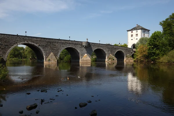 Antico ponte sul fiume Lahn nel Limburgo, Germania — Foto Stock