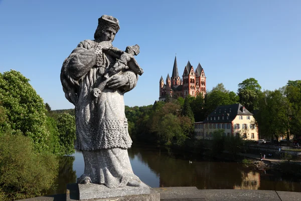 Vue de la cathédrale depuis le pont sur la rivière Lahn dans le Limbourg, Hesse allemand — Photo