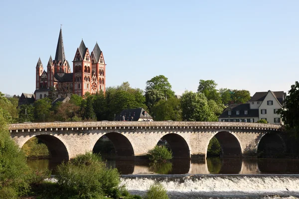 Старый мост через реку Лан и Католический собор в Лимбурге (Лимбургер), Хес — стоковое фото
