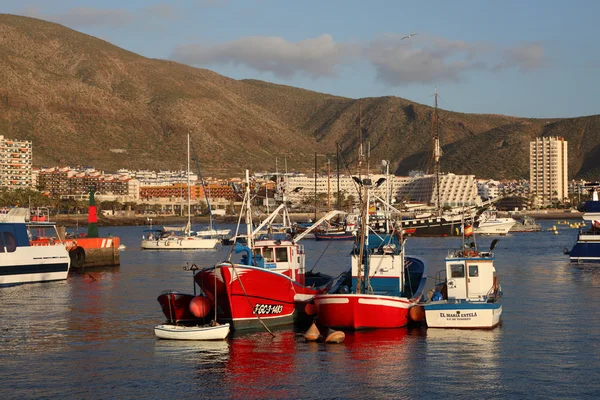 A harlbor, los cristianos, Kanári sziget Tenerife, a halászhajókat spa — Stock Fotó
