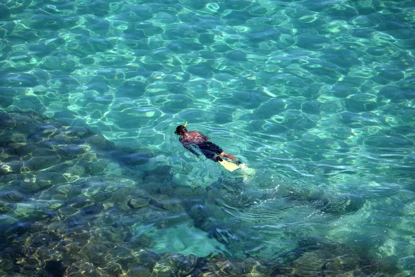 Mergulho com snorkel no mar — Fotografia de Stock
