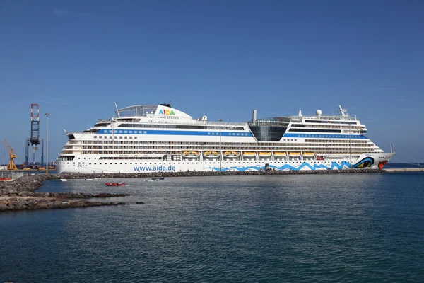 Крейсер AIDAblu в гавани Пуэрто-дель-Росарио, Канарский остров Фуэр — стоковое фото