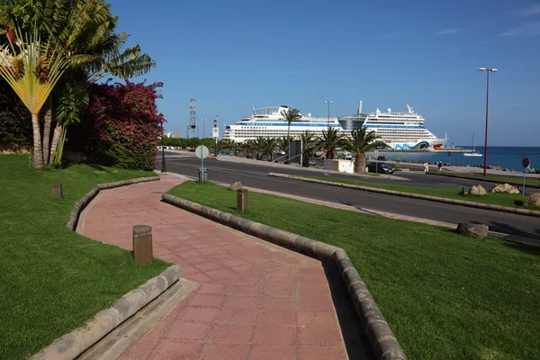 Cruise schip aidablu in de haven van puerto del rosario, Canarische eiland fuer — Stockfoto