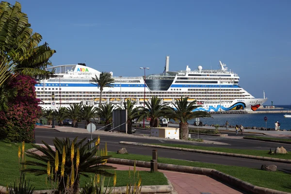 Крейсер AIDAblu в гавани Пуэрто-дель-Росарио, Канарский остров Фуэр — стоковое фото