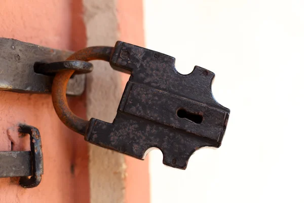 Closeup of an old and rusty padlock — Stock Photo, Image