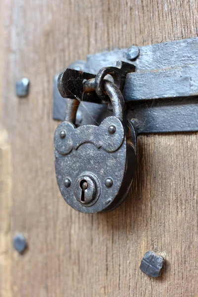 Cadeado antigo em uma porta de madeira — Fotografia de Stock