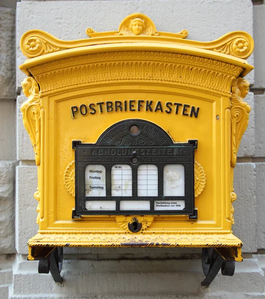 Historische Duitse postvak op de muur — Stockfoto