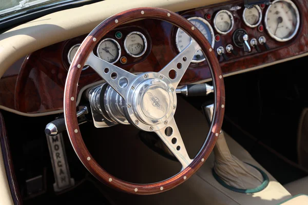 Wnętrze morgan klasyczny samochód sportowy. Zdjęcie zrobione na 24 kwietnia 201 — Zdjęcie stockowe