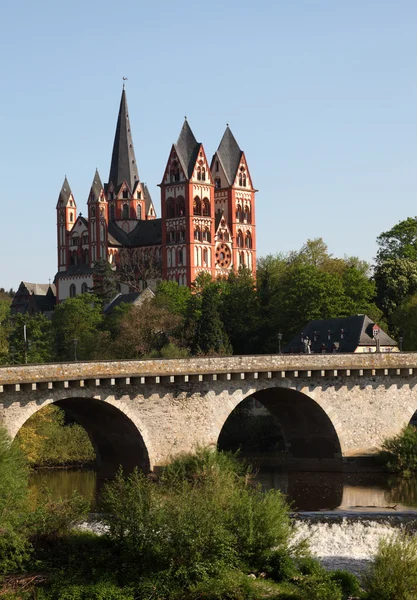 Il vecchio ponte sul fiume Lahn e la Cattedrale di Limburgo (Limburger Dom), Hes — Foto Stock