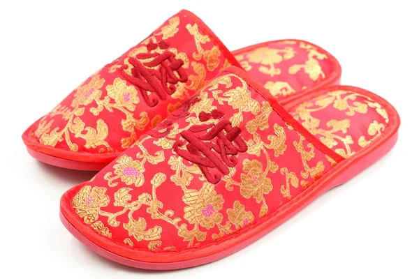 Röda kinesiska skor isolerade över vit bakgrund — Stockfoto
