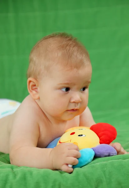 Söt baby flicka som leker med färgglad leksak — Stockfoto