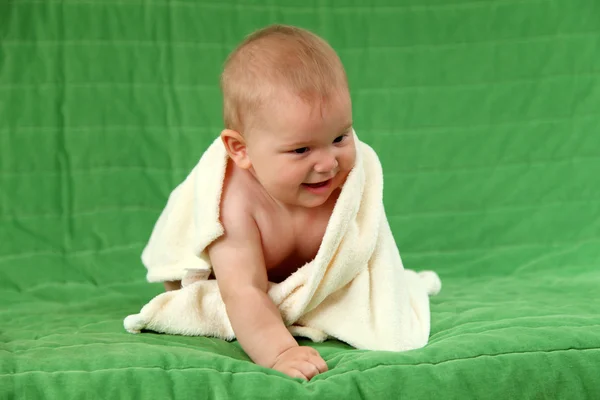 Şirin Bebek kız kanepede tarama — Stok fotoğraf
