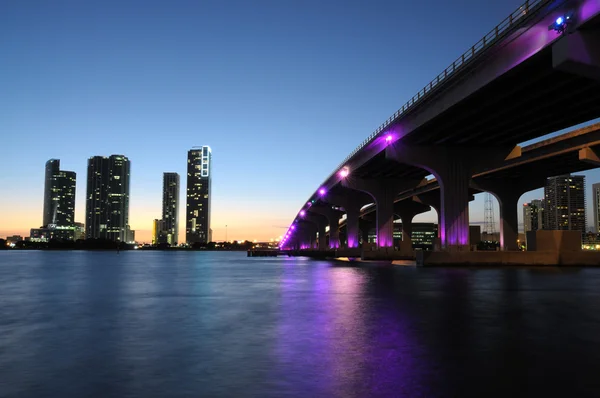 在晚上，佛罗里达州迈阿密美国比斯坎湾大桥 — 图库照片